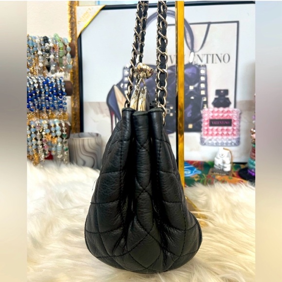 New Listing!!!
Elegant Black Quilted Genuine Leather Handbag - Picture 3 of 9